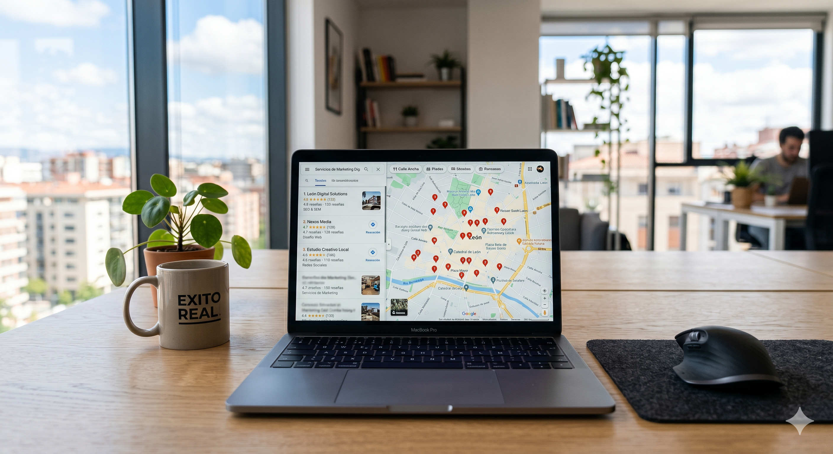 Experto SEO en León analizando resultados de posicionamiento local para un negocio
